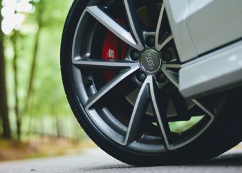 Penyebab Ban Mobil Habis Sebelah dan Cara Mengatasinya yang Perlu Diperhatikan