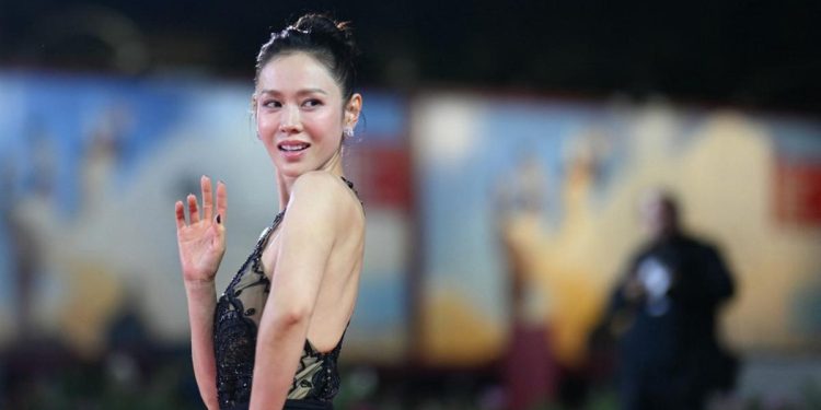Debut Son Ye Jin di Karpet Merah Festival Film Venesia 2025 Pamer Punggung Atletis