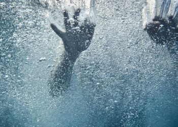 Turis China Mendapat Pujian Setelah Menyelamatkan Wanita Tenggelam