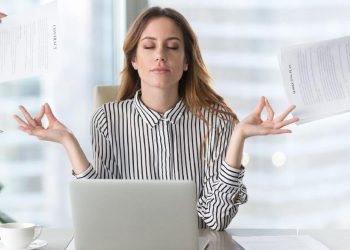 Teknik Pernapasan untuk Menenangkan di Tengah Banjir Berita Negatif