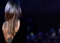 Gaun Backless Angelina Jolie Curi Perhatian dengan Tato Harimau di Punggung