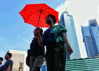 Keluar Ruangan Saat Panas Terik Bisa Bikin Sakit Kepala Ini Cara Menghindarinya