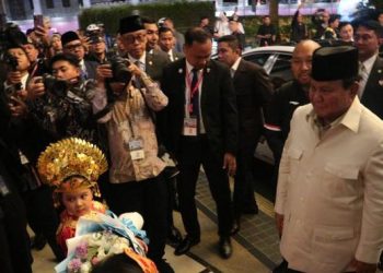 Prabowo Disambut Hangat Anak-Anak WNI Didampingi Didit Saat Tiba di Malaysia