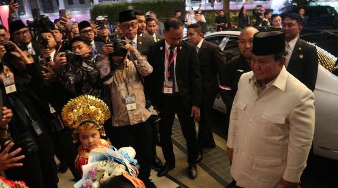 Prabowo Disambut Hangat Anak-Anak WNI Didampingi Didit Saat Tiba di Malaysia