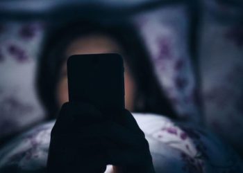 Kecanduan Handphone Menyebabkan Kesepian di Kalangan Remaja Indonesia