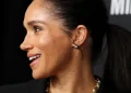 Meghan Markle Memakai Kalung Emas Saat Hadiri Acara Hari Kesehatan Mental Bersama Pangeran Harry