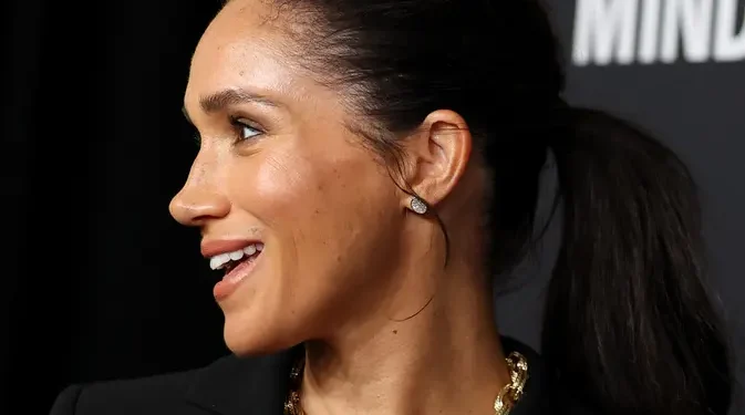 Meghan Markle Memakai Kalung Emas Saat Hadiri Acara Hari Kesehatan Mental Bersama Pangeran Harry