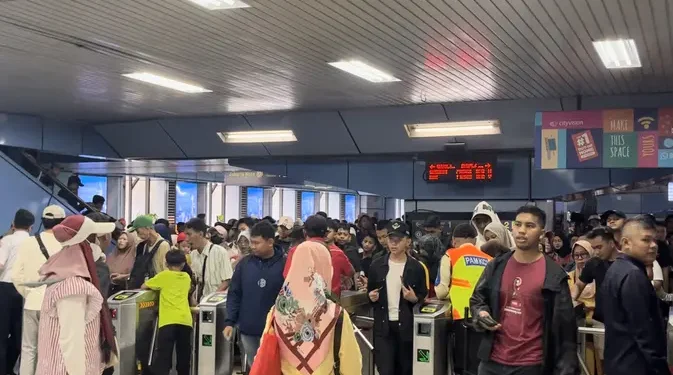 Jumlah Penumpang Kereta Api Capai 32417 Orang saat Perayaan HUT TNI di Monas