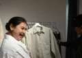 Koleksi Kolaborasi Jonathan Anderson dengan Uniqlo Hadirkan Kemeja Boxy Crop Genderless