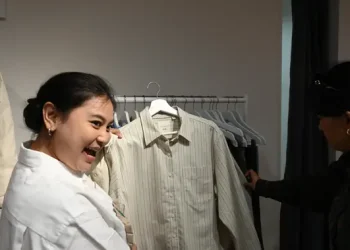 Koleksi Kolaborasi Jonathan Anderson dengan Uniqlo Hadirkan Kemeja Boxy Crop Genderless