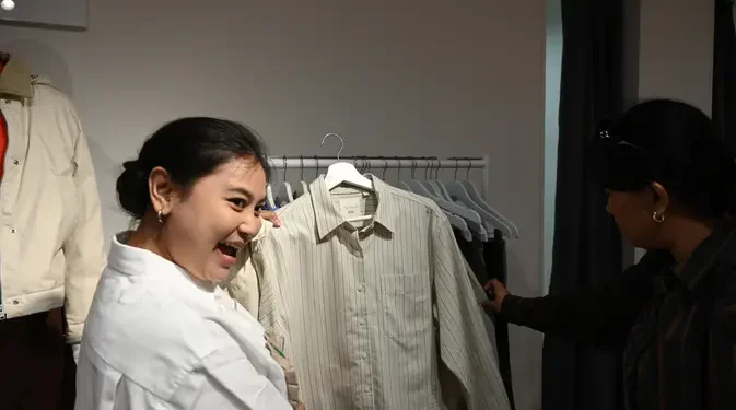 Koleksi Kolaborasi Jonathan Anderson dengan Uniqlo Hadirkan Kemeja Boxy Crop Genderless