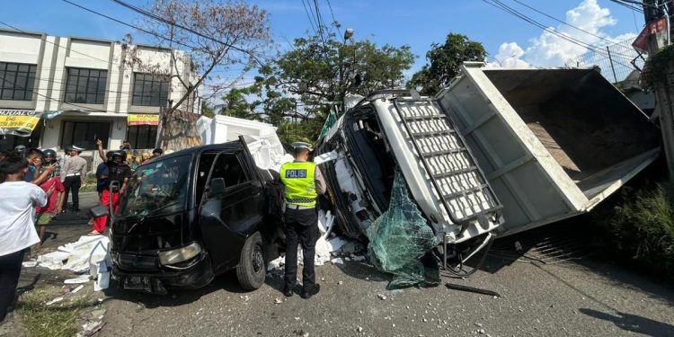 Truk Terjun dari Jembatan Tol Tangerang-Merak Timpa Mobil dan Motor 5 Orang Jadi Korban
