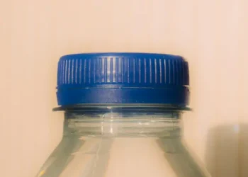 Studi: Kebiasaan Minum Air dari Botol Plastik Sekali Pakai Tingkatkan Mikroplastik 2 Kali Lipat