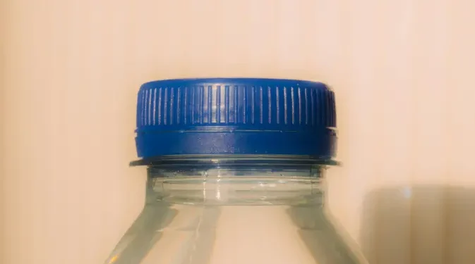 Studi: Kebiasaan Minum Air dari Botol Plastik Sekali Pakai Tingkatkan Mikroplastik 2 Kali Lipat