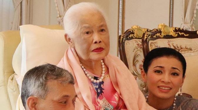 Ratu Sirikit Kitiyakara Memperkenalkan Sutra Thailand dan Dijuluki Ratu Tercantik Dunia