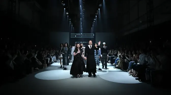 Nostalgia bersama Wilsen Willim dan Dear Me Beauty di Panggung PIFW 2025
