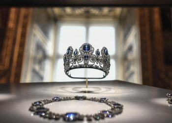 Tiga Berita Teratas Hari Ini: Perampok Museum Louvre Tidak Ganggu Berlian Terkutuk Marie Antoinette