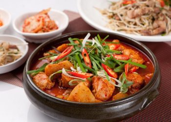 6 Resep Semur Ayam dan Tahu Rumahan yang Gurih, Manis, dan Bikin Nambah Nasi