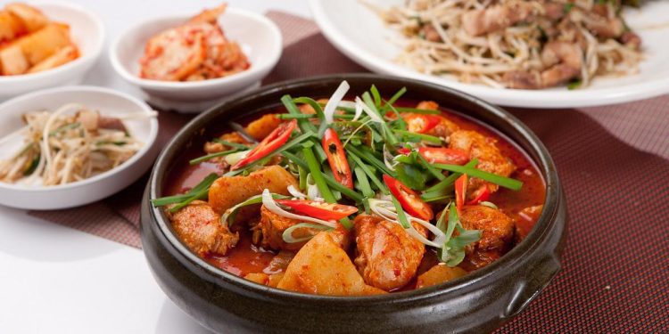 6 Resep Semur Ayam dan Tahu Rumahan yang Gurih, Manis, dan Bikin Nambah Nasi