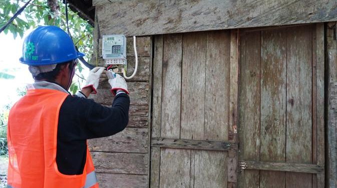 Warga Banyuwangi Miskin Mendapatkan Sambungan Listrik Gratis