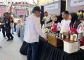 UMKM Sukses di MotoGP Mandalika 2025, Dirut Pertamina Coba Jajanan Lombok