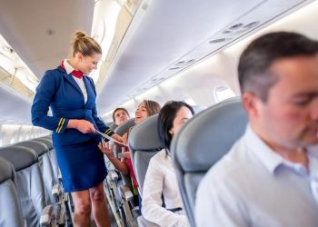 Pramugari Sebut Jenis Sepatu yang Dilarang Dipakai di Pesawat