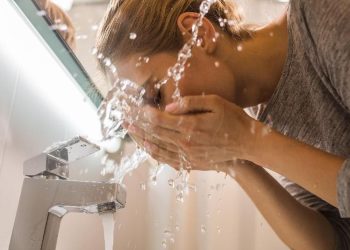 Cuci Muka dengan Air Es, Apakah Bisa Membuat Kulit Glowing?