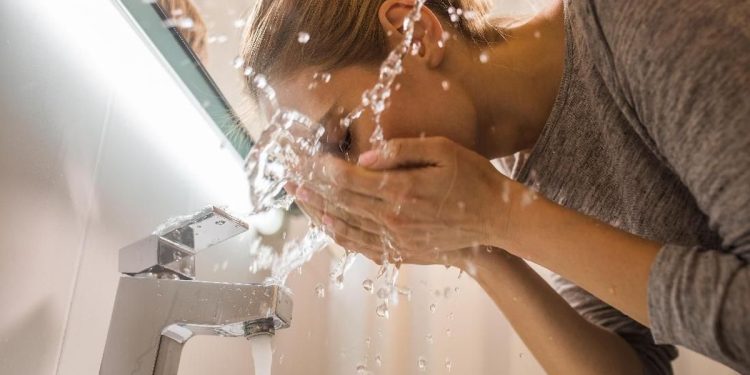 Cuci Muka dengan Air Es, Apakah Bisa Membuat Kulit Glowing?