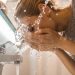 Cuci Muka dengan Air Es, Apakah Bisa Membuat Kulit Glowing?