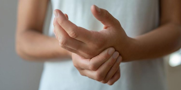 7 Penyebab Jari Tangan Kaku Saat Bangun Tidur