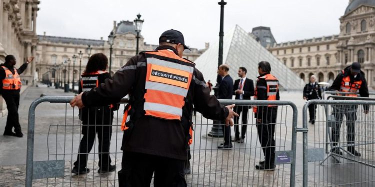 Kekecewaan Turis Saat Museum Louvre Tutup Karena Perampokan