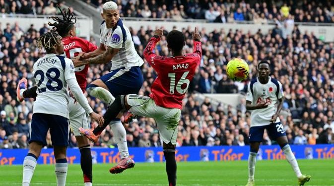 Usain Bolt Stres Melihat Pertahanan MU yang Lemah, Minta Rio Ferdinand Membantu