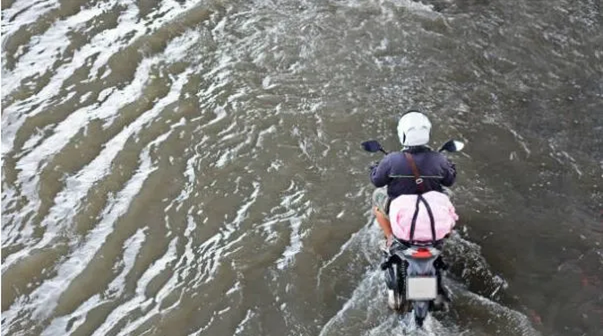 Motor Nekat Lewati Banjir, Ini Risiko yang Harus Diketahui!