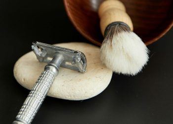 6 Alat Cukur Kumis dan Jenggot Elektrik Berukuran Mini yang Efektif