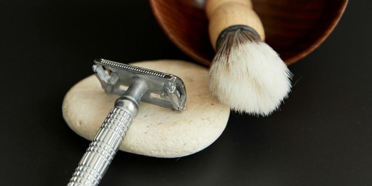 6 Alat Cukur Kumis dan Jenggot Elektrik Berukuran Mini yang Efektif