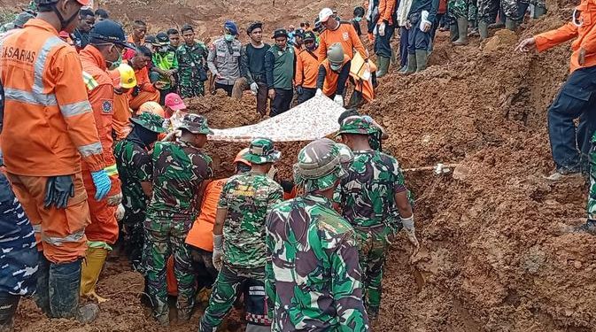 Tim SAR Temukan Jenazah Perempuan dengan Alat Berat