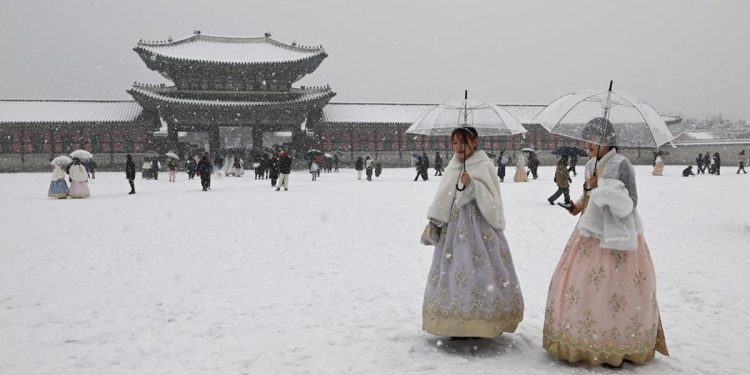 Tren Wisatawan Indonesia ke Luar Negeri untuk Menikmati Salju dan Aurora