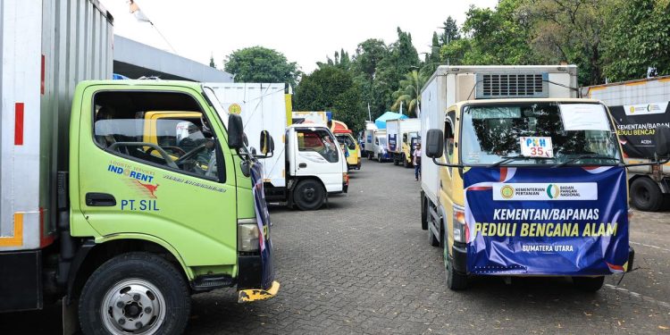 Mentan Kirim 153 Truk Bantuan untuk Masyarakat Terdampak Banjir Sumatra