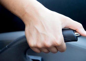 Kebiasaan Menarik Rem Tangan di Lampu Merah sebaiknya dihindari