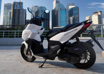 Mitos atau Fakta, Mematikan Mesin Motor dengan Standar Samping Mengakibatkan Aki Soak