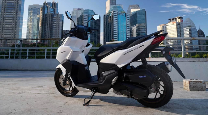 Mitos atau Fakta, Mematikan Mesin Motor dengan Standar Samping Mengakibatkan Aki Soak