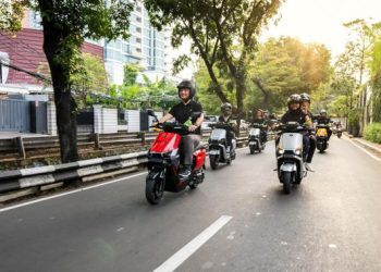 Tips Aman dan Nyaman saat Liburan Nataru Menggunakan Motor Listrik