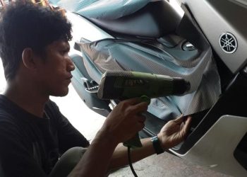 Cara Melepas Stiker dengan Aman Agar Cat Tidak Tergores