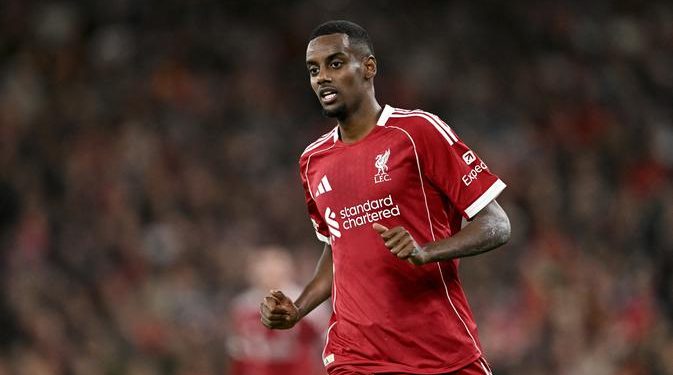 Rooney Ingatkan Slot tentang Masalah Isak di Liverpool