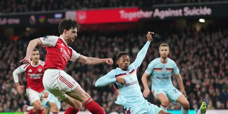 Gol Terlambat Bukayo Saka Pastikan Tim Tetap di Puncak
