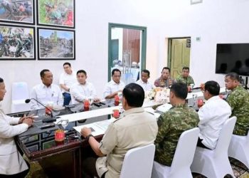 Prabowo Tiba di Sumatra Barat Gelar Rapat Terbatas dengan Menteri dan Panglima TNI