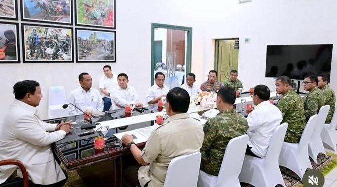 Prabowo Tiba di Sumatra Barat Gelar Rapat Terbatas dengan Menteri dan Panglima TNI