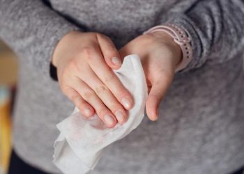 Dewasa Menggunakan Tisu Basah Bayi untuk Kebersihan Intim, Apa Dampaknya Menurut Dokter Kulit?