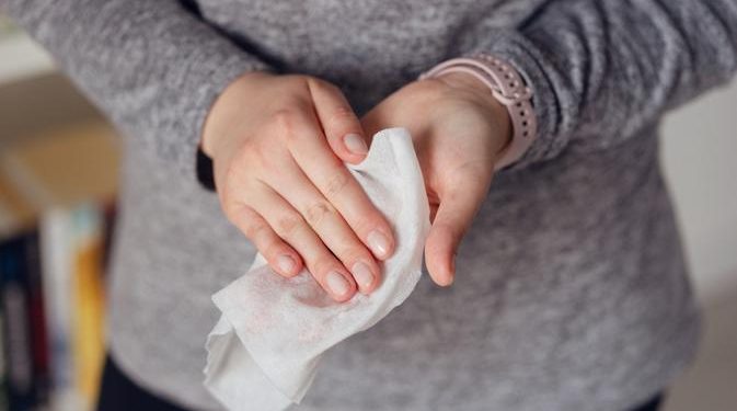Dewasa Menggunakan Tisu Basah Bayi untuk Kebersihan Intim, Apa Dampaknya Menurut Dokter Kulit?