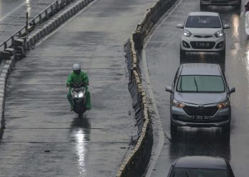 Waspada Jabodetabek Cuaca Hujan Petir Siang Nanti